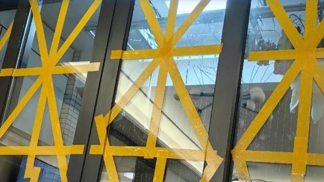 贴窗户、找停车位、囤物资， 广东居民防御台风“桦加沙”