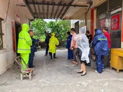 一线见闻｜“风雨渐大，每家每户还要再敲门看看才放心”