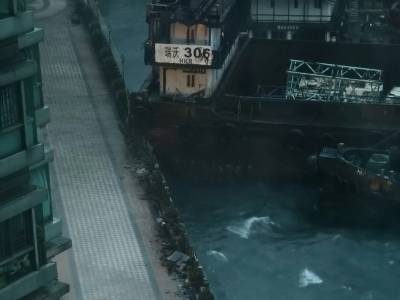 受台风“桦加沙”影响，香港红磡码头有趸船撞岸