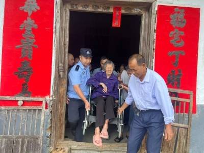 台风逼近，阳春干部合力“抬走”老人