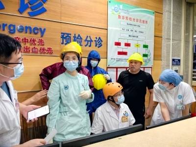 “戴着头盔上班”，这群医护人员“逆风而行”