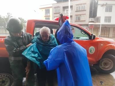 干部折返劝说，阳春近百岁老人安全转移