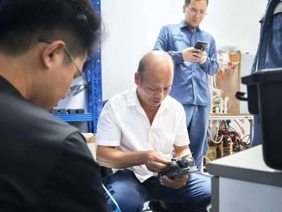 特写｜肇庆供电局52岁“老飞手”再出征，驰援湛江迎战强台风