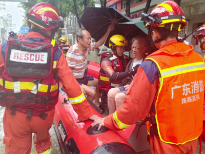 海水倒灌致房屋被淹，珠海消防员用橡皮艇转移百岁老人