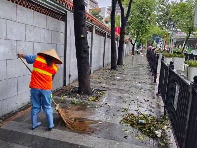 全力恢复城市道路整洁！白云城管加紧环卫保洁清运