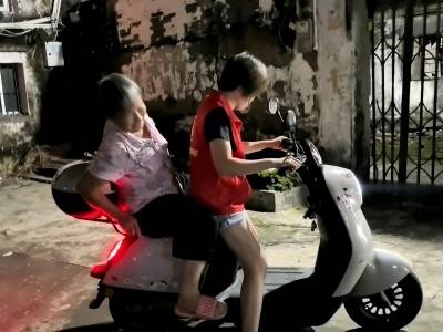风雨中的暖心“特写”：摩托车当“专车”，党员变身“护送员”！