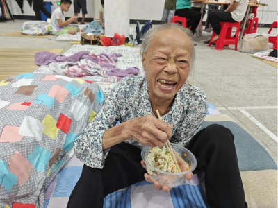 特写｜喜宴堂变避风港，一碗热腾腾的腊味饭暖人心