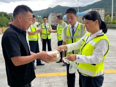 70辆货车超百名司乘人员滞留，云茂高速暖心服务