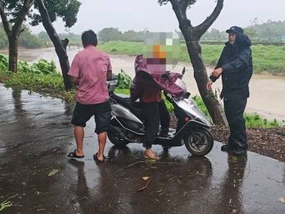 视频｜“我们送你回去！”江门台山民警雨中护送群众回家