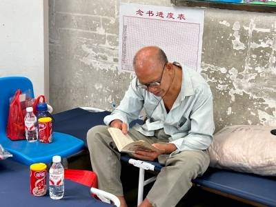 特写 | 阳江安置点内，81岁“松弛感”老人捧书阅读