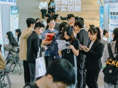 近千名学子到场！“百万英才汇南粤”中央财经大学专场提供超7000个岗位｜百万英才汇南粤