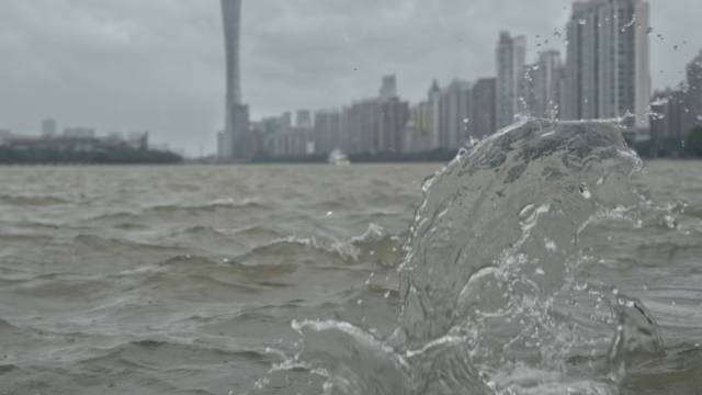 台风“桦加沙”逼近，天文潮还来 “添乱”，珠江边亲水平台被潮水淹没