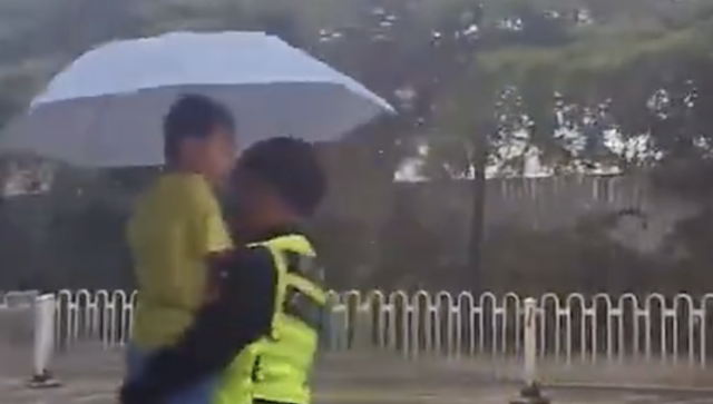 台风天孩子冒雨外出找妈妈，惠阳巡警下车一把抱起