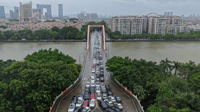 台风影响广州丽江花园，业主自发桥上停车避险