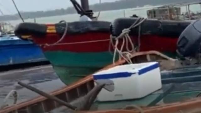 记者在阳江海边直击台风来临，渔船上岸和铲车捆在一起