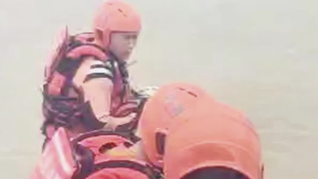 珠海3人被困加油站，消防“绳索横渡”紧急救援