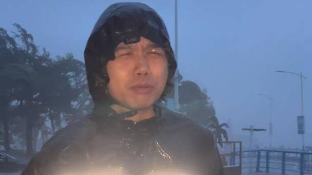 台风登陆后一线直击：阳江沿海风势依旧强劲，150斤仍站不稳