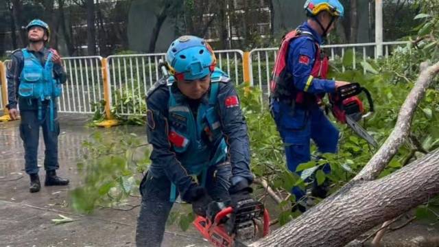 致敬逆行者！台风“桦加沙”来袭，他们冒12级狂风清障！