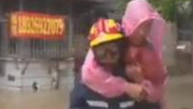 台风“桦加沙”登陆日，珠海消防连续涉水转移群众