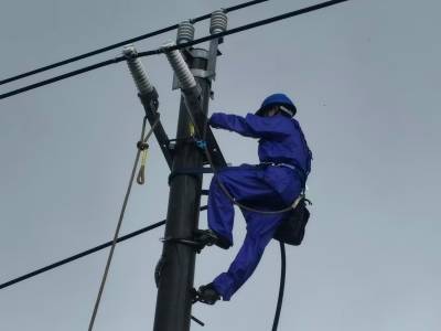 风雨中，他们为万家灯火而战！直击台风过境后阳西电力抢修现场