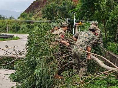 风雨之中显担当！台风过境后，阳西县人武部组织官兵连夜抢险清障