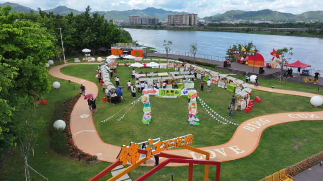 梅县丙雁松乡村振兴示范带上，丙村镇生态小公园成为“团建胜地”。