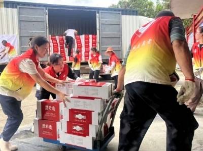 800箱凉茶、1000箱水！团阳江市委牵线基金会支援城西街道灾后重建