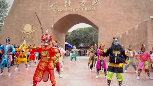 “新疆英歌舞”？你没听错，还很火！｜南方深读