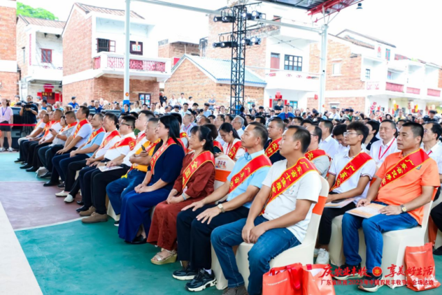 全国劳动模范、种养殖大户、农村乡土专家代表参加广东庆祝农民丰收节主会场活动。