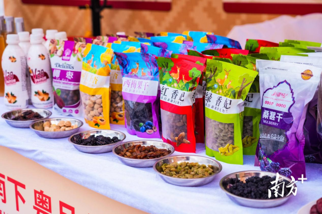 展销活动上，新疆特产琳琅满目。