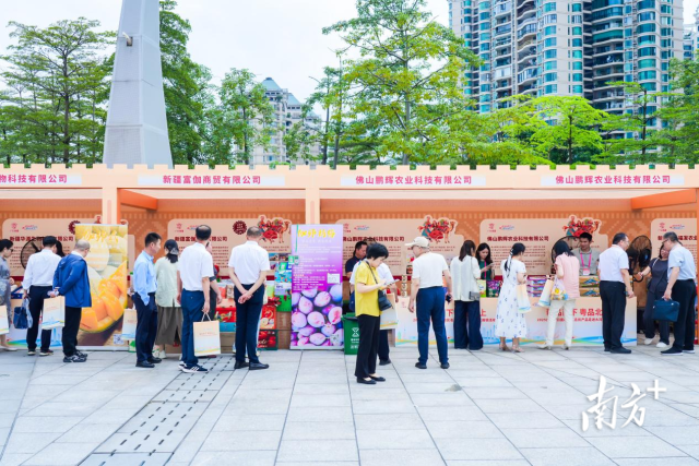 现场热闹非凡，消费者前来选购地道疆品。