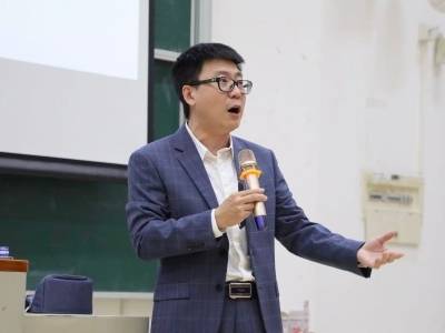 用马克思主义剖析人工智能，这位思政课老师有点“潮”