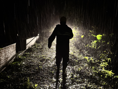 特写｜台风会记住，泥浆里逆行的侨乡“送光人”
