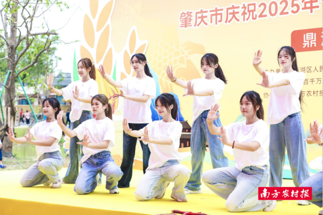 街舞团青春舞姿秀出丰收的喜悦。 街舞团青春舞姿秀出丰收的喜悦。