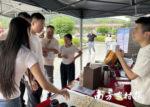 来往群众现场品鉴广东三宝。