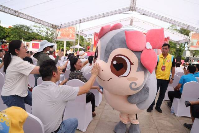 “三角财鱼仔”人偶首亮相，瞬间点燃全场气氛。