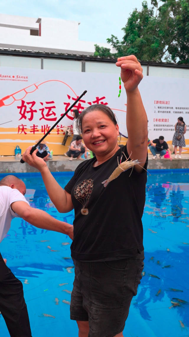 参赛群众“喜提”高桂虾。