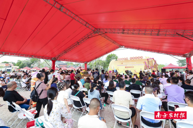 丰收节演出,台上台下洋溢着丰收喜悦。 丰收节演出,台上台下洋溢着丰收喜悦。