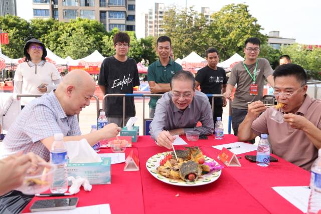 评委现场为菜品打分。