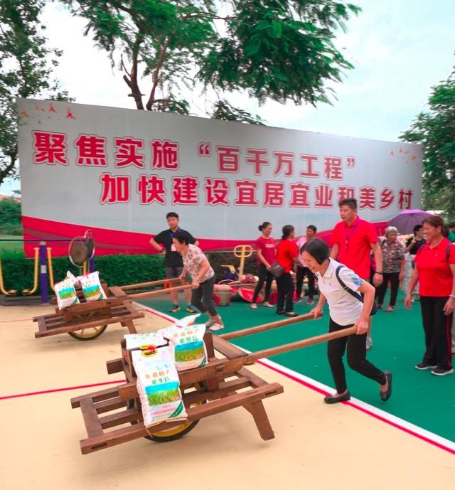 独轮车运粮比赛现场，村民与游客一起欢乐“PK”。