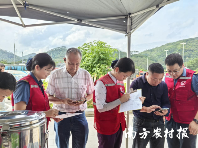 高速运管青年党团员化身“旅游推荐官”与“安全科普员”。