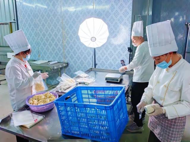 北乡镇黄坌村马蹄加工车间内工作人员在直播带货。图源韶关发布