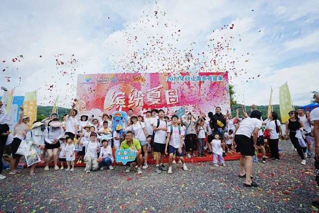 马屋村环沙山湖徒步、亲子环跑障碍赛等品牌赛事，吸引省内外近万名参与者。图源韶关发布