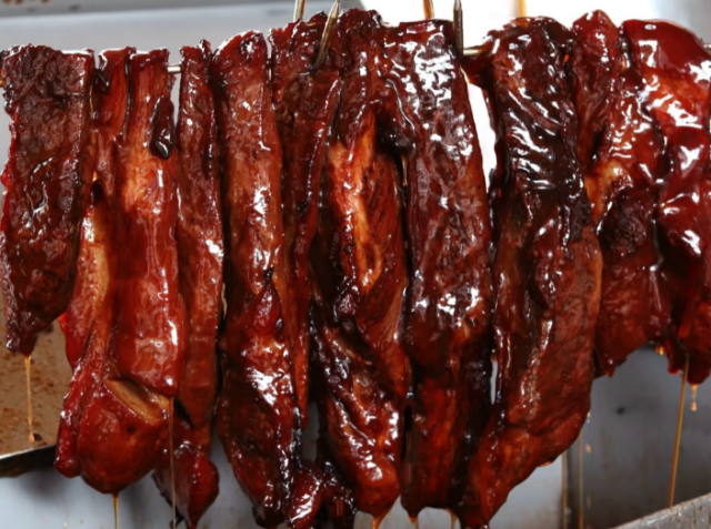 斗门叉烧以其色泽鲜明、脆而不韧、咸中带甜，且带有荔枝柴香的特色闻名四方乡邻。