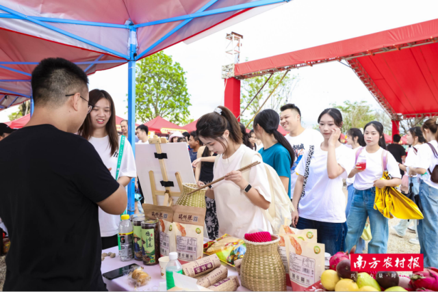 游客来到展示摊位前参观。 游客来到展示摊位前参观。