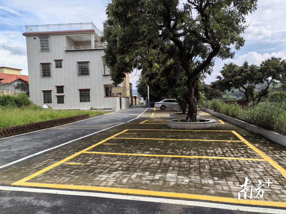 科学规划的停车位有效改善“停车难、停车乱”现象。潘福权 摄