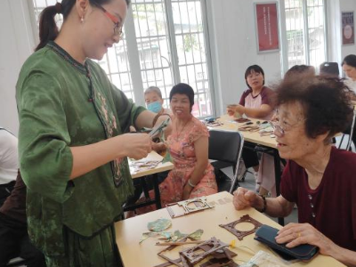 黄花岗街犀牛北社区：灯映非遗，情满双节