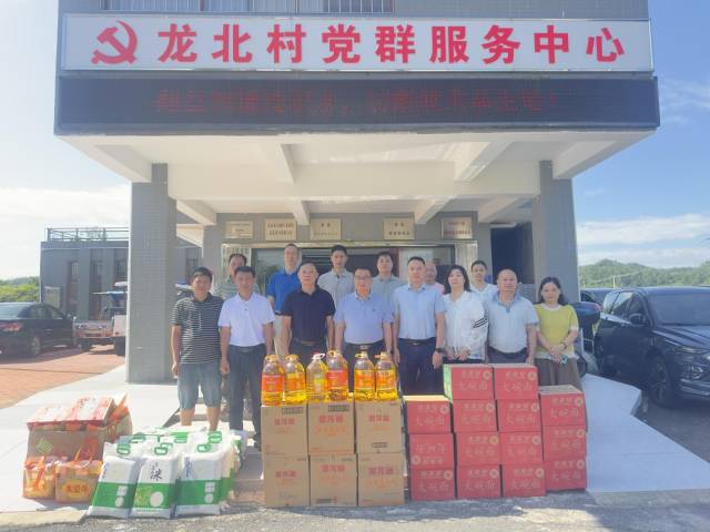龙颈镇龙颈片区中秋节慰问物资发放。