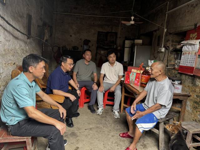 龙颈镇党委副书记、镇长黄海滨入户走访慰问。