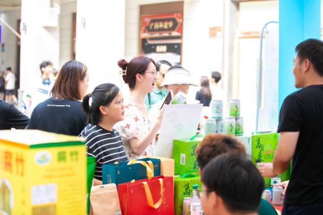 驻云浮市新兴县水台镇帮镇扶村工作队展位的“葛纯”“葛爽爽”为市民游客带来清凉快感。